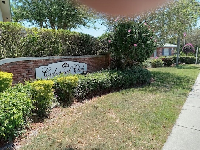 community / neighborhood sign featuring a lawn
