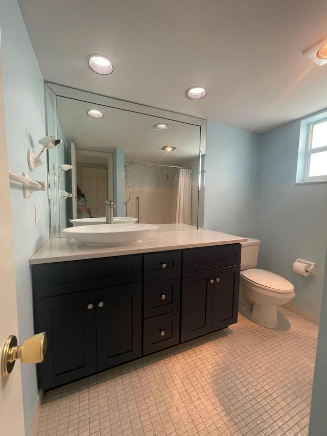 bathroom featuring vanity, toilet, baseboards, a shower with shower curtain, and recessed lighting