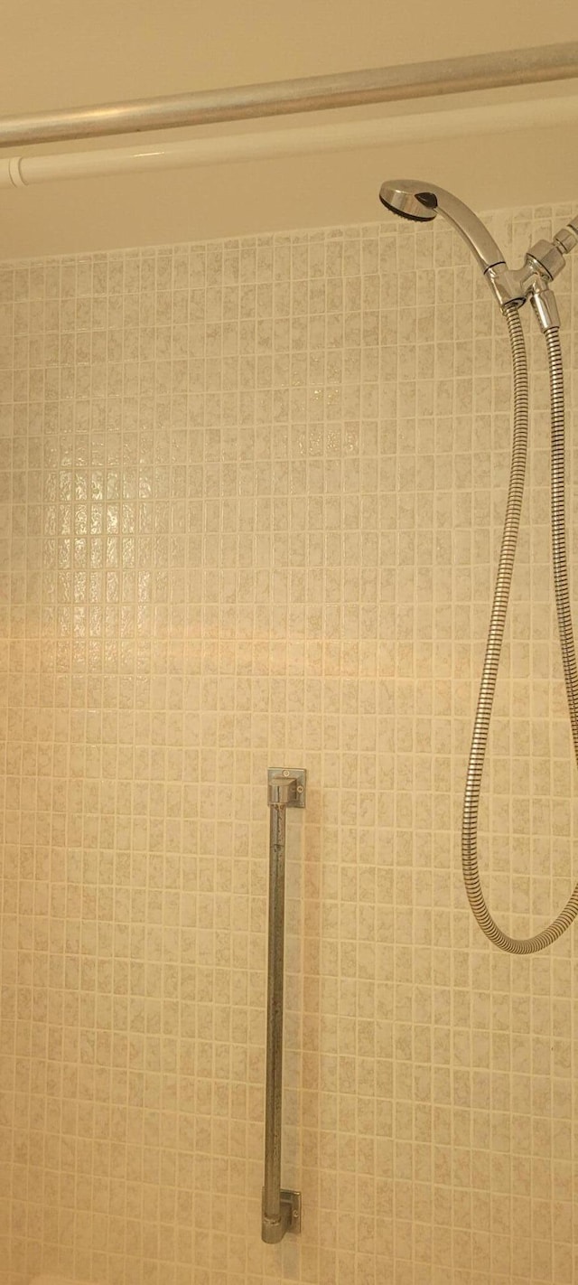 interior details with a tile shower