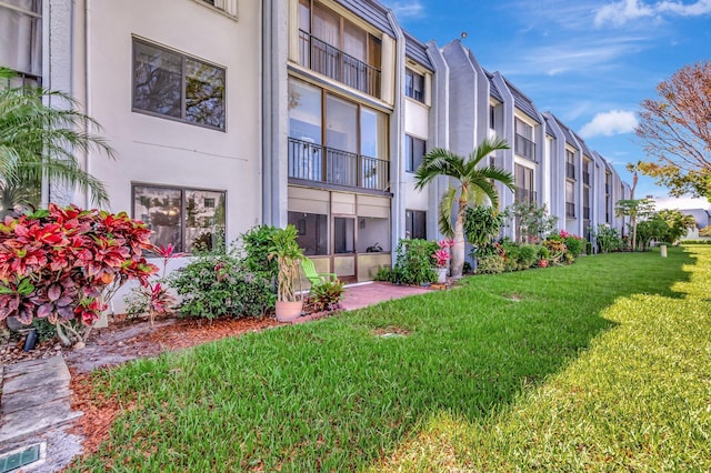 view of property's community featuring a lawn