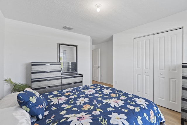 4235 Troon Pl, Fort Pierce, FL 34947 - bedroom with wood finished floors, a closet, and a textured ceiling