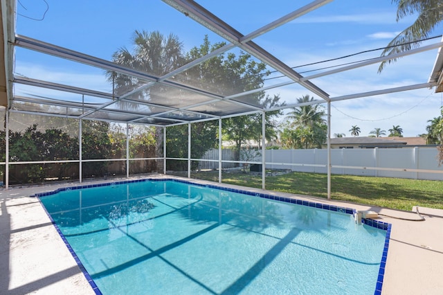 2650 NE 22nd St, Pompano Beach, FL 33062 - view of swimming pool featuring a fenced backyard and a lanai