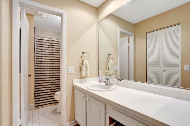 1961 SW 15th St Unit 82, Deerfield Beach, FL 33442 - bathroom featuring toilet, vanity, baseboards, and a shower with shower curtain