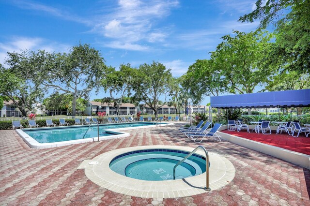 1961 SW 15th St Unit 82, Deerfield Beach, FL 33442 - community pool with a community hot tub, a patio, and fence