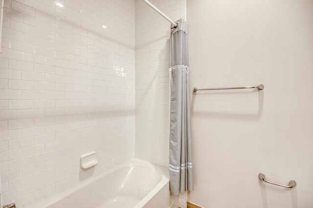 179 Tresana Blvd Unit 145, Jupiter, FL 33478 - bathroom featuring shower / bath combination with curtain