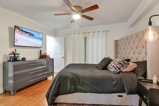 bedroom featuring crown molding, light wood-style floors, and a ceiling fan
