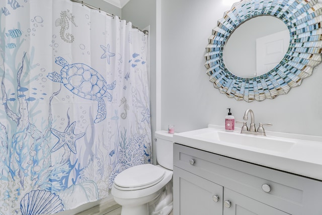 full bath with toilet, curtained shower, and vanity