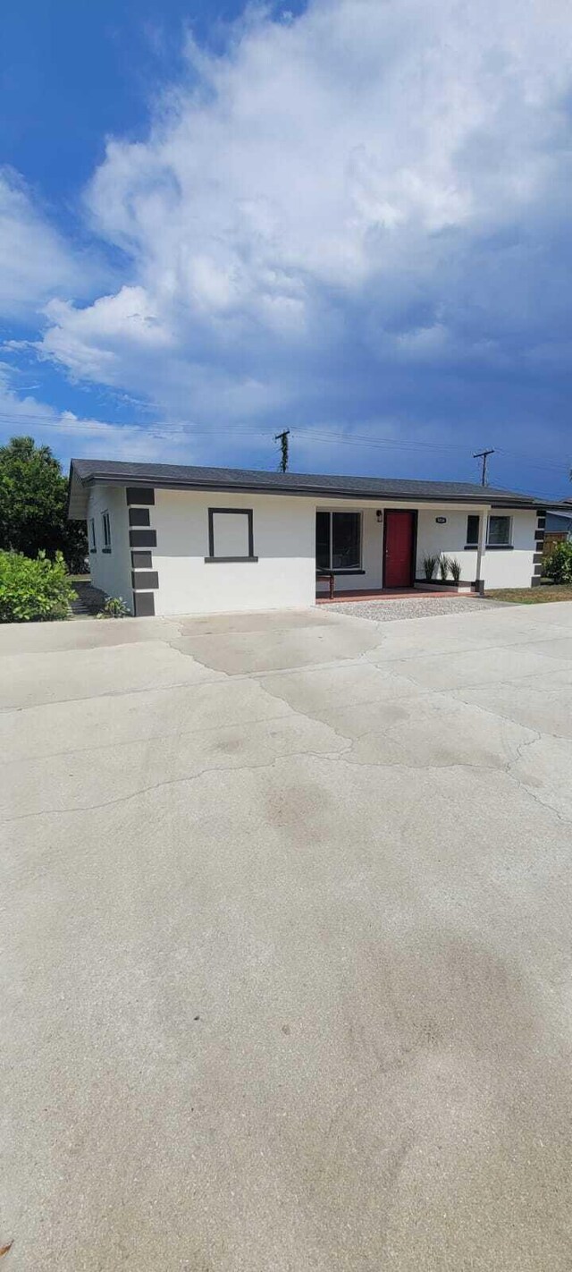 view of front of property