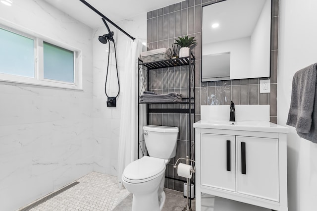 full bath featuring vanity, curtained shower, toilet, and visible vents