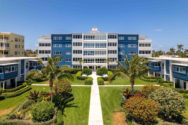 view of apartment building / complex