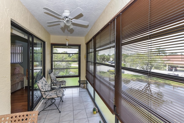 sunroom with ceiling fan