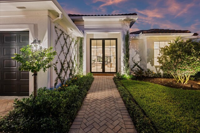 entrance to property with stucco siding