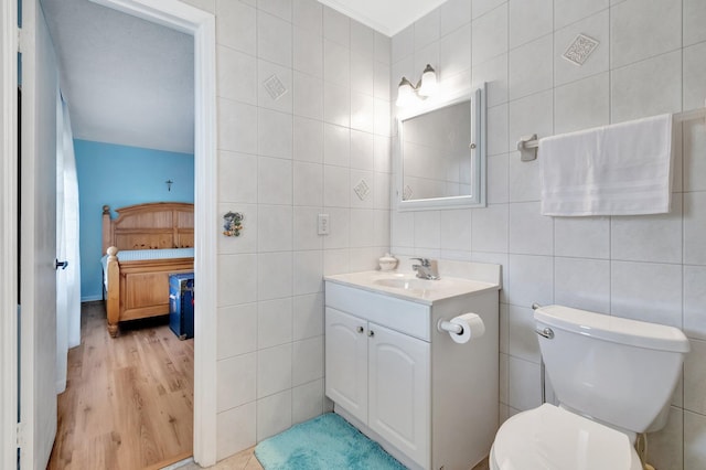 654 Bunting Dr, Delray Beach, FL 33444 - bathroom featuring tile walls, toilet, ensuite bathroom, vanity, and ornamental molding
