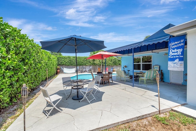 654 Bunting Dr, Delray Beach, FL 33444 - view of patio with a fenced backyard, a fenced in pool, and outdoor dining space