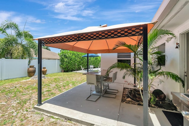 654 Bunting Dr, Delray Beach, FL 33444 - view of patio / terrace featuring outdoor dining area and a fenced backyard