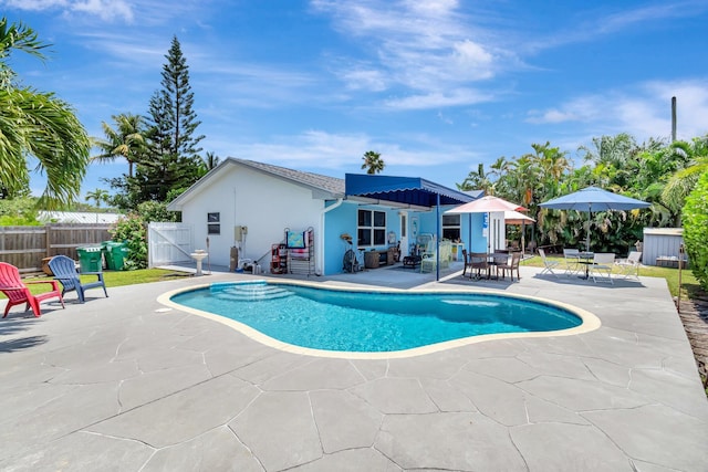 654 Bunting Dr, Delray Beach, FL 33444 - view of swimming pool with a patio, fence, outdoor dining area, an outbuilding, and a fenced in pool