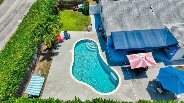 654 Bunting Dr, Delray Beach, FL 33444 - view of swimming pool featuring a patio area, a fenced in pool, and a fenced backyard