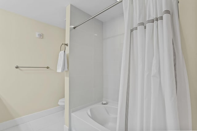 250 NE 3rd Ave Unit 1308, Delray Beach, FL 33444 - full bath featuring toilet, baseboards, shower / bathtub combination with curtain, and tile patterned floors
