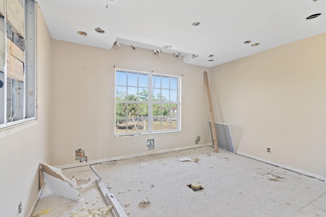 2924 Deer Run Trl, Loxahatchee, FL 33470 - empty room featuring a textured ceiling and recessed lighting