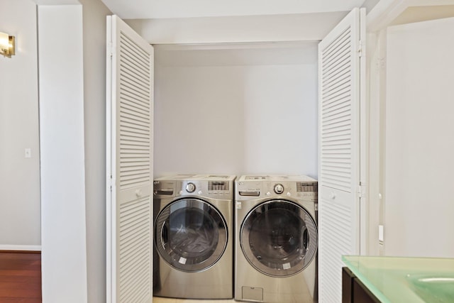 730 Greensward Ct Unit 203J, Delray Beach, FL 33445 - laundry area featuring independent washer and dryer and wood finished floors