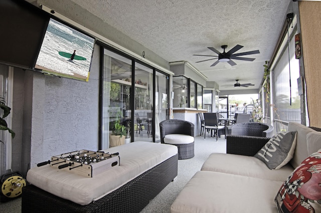 sunroom / solarium featuring outdoor lounge area and ceiling fan