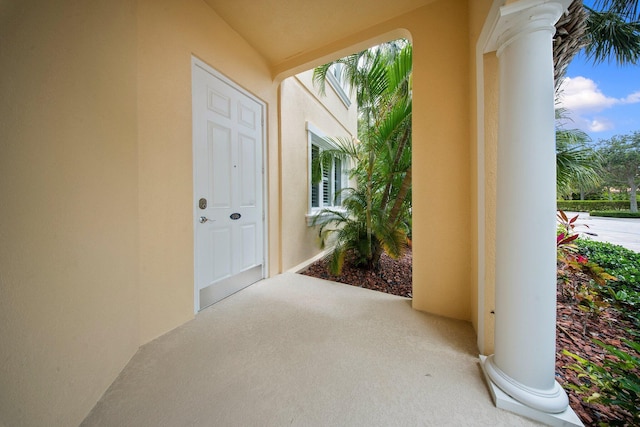property entrance featuring stucco siding