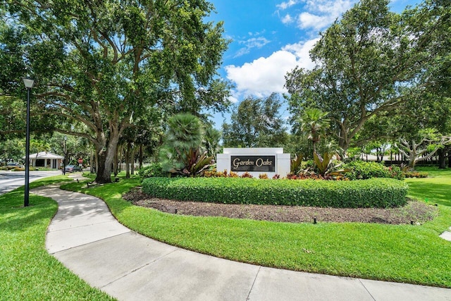 community / neighborhood sign featuring a yard
