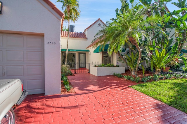 6560 Las Flores Dr, Boca Raton, FL 33433 - view of front of house with stucco siding and a tile roof