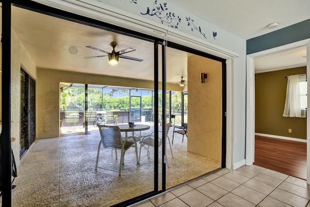 sunroom with ceiling fan