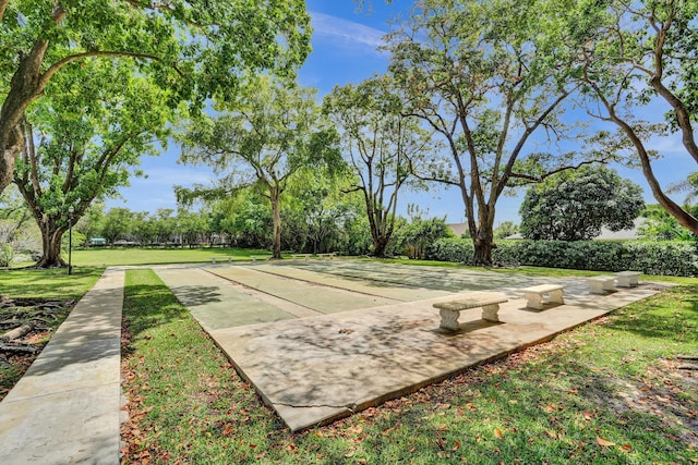 view of property's community featuring a lawn