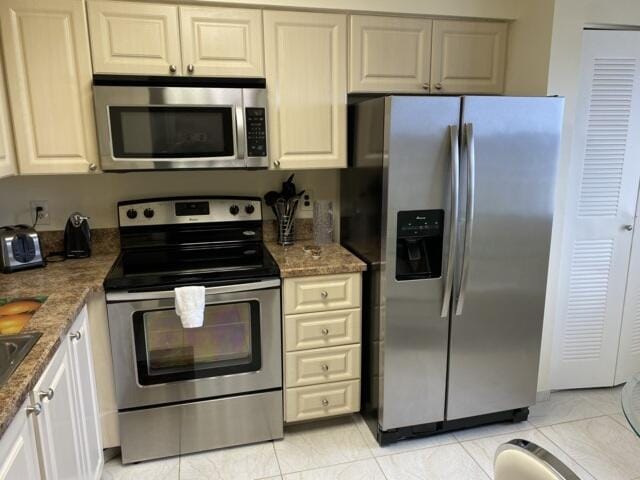 7076 Huntington Ln Unit 805, Delray Beach, FL 33446 - kitchen with stainless steel appliances and dark stone countertops