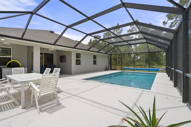 outdoor pool with ceiling fan, a patio, outdoor dining area, and a lanai