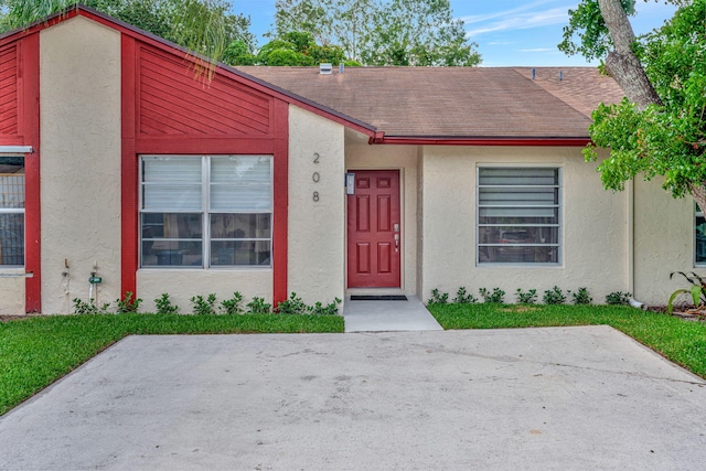 townhome / multi-family property featuring stucco siding and a shingled roof