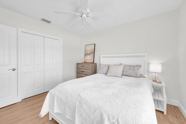 bedroom featuring light wood-style flooring, a closet, ceiling fan, and baseboards