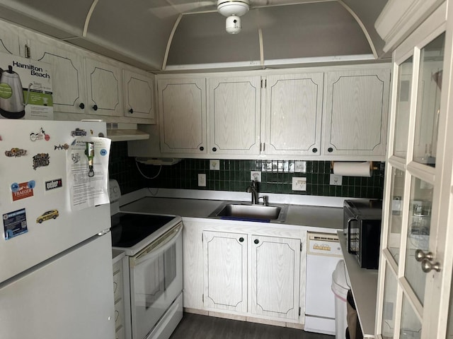 kitchen featuring a sink, white appliances, tasteful backsplash, under cabinet range hood, and a ceiling fan