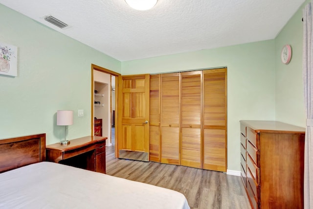 13298 82nd St N, West Palm Beach, FL 33412 - bedroom featuring light wood-type flooring, a closet, a textured ceiling, and baseboards