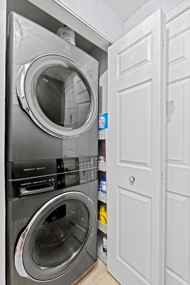 802 W Windward Way Unit 304, Lantana, FL 33462 - clothes washing area featuring stacked washer / drying machine