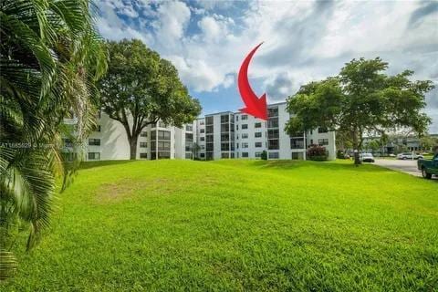 9235 SW 8th St Unit 402, Boca Raton, FL 33428 - surrounding community featuring a lawn
