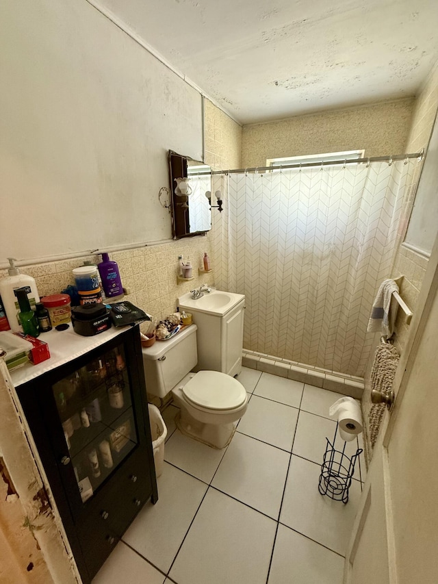 3520 Suncrest Rd, Lake Worth, FL 33467 - bathroom featuring toilet, tile patterned flooring, tile walls, a sink, and a shower with curtain