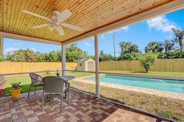 sunroom featuring ceiling fan