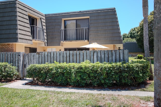 606 6th Way, West Palm Beach, FL 33407 - view of home's exterior featuring mansard roof and stucco siding