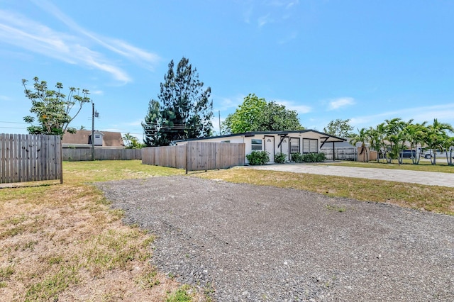 view of yard with driveway