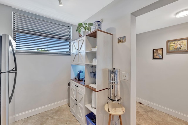 113 Lake Emerald Dr Unit 409, Oakland Park, FL 33309 - detailed view of freestanding refrigerator and baseboards
