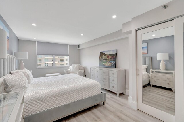 bedroom featuring light wood finished floors, recessed lighting, and baseboards