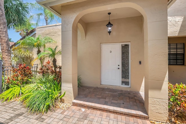 view of exterior entry with stucco siding