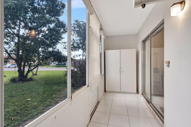 282 Northampton O, West Palm Beach, FL 33417 - hallway with light tile patterned flooring