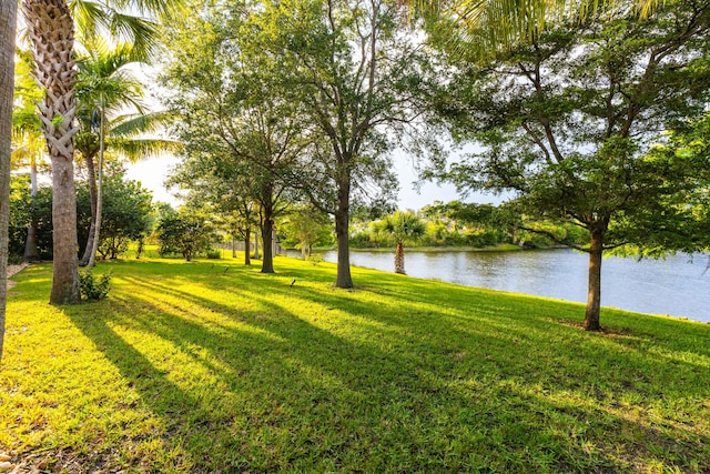 view of grassy yard featuring a water view