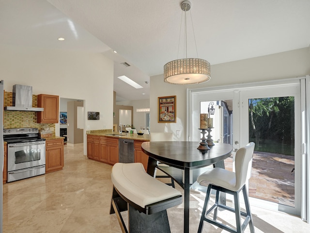dining area with lofted ceiling and recessed lighting