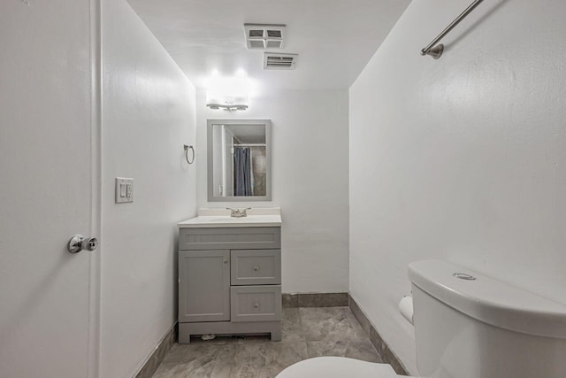 full bath with toilet, baseboards, vanity, and curtained shower