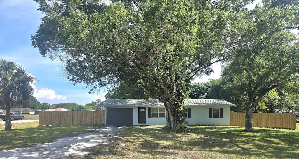 1001 NW 7th St, Okeechobee, FL 34972 - view of front of home featuring concrete driveway